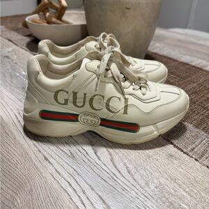 Gucci Off-White Sneakers with Signature Stripe